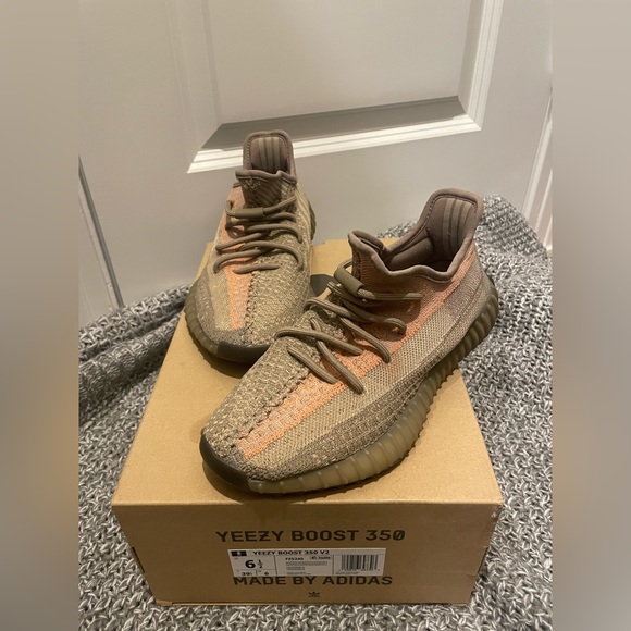 adidas Yeezy Boost 350 V2
Sand Taupe - Picture 2 of 6
